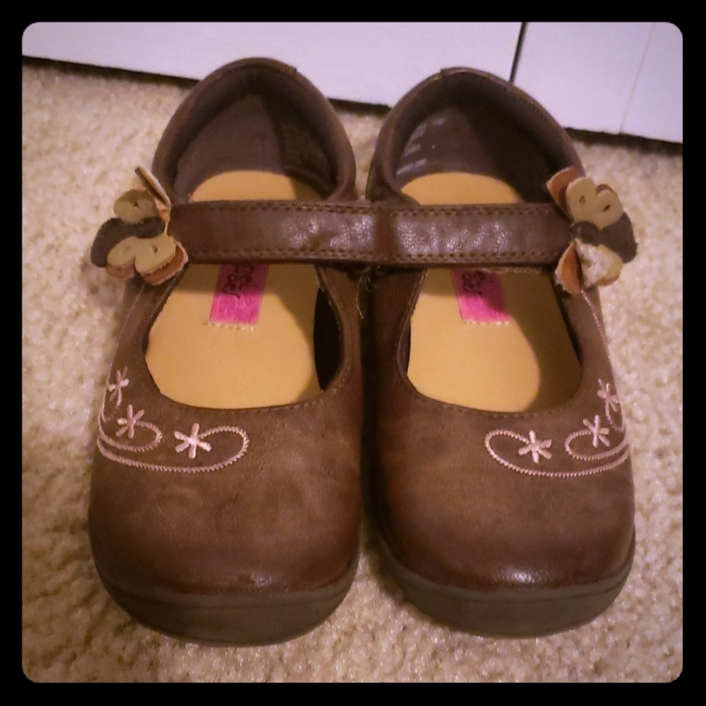Girls Shoes.. barely worn